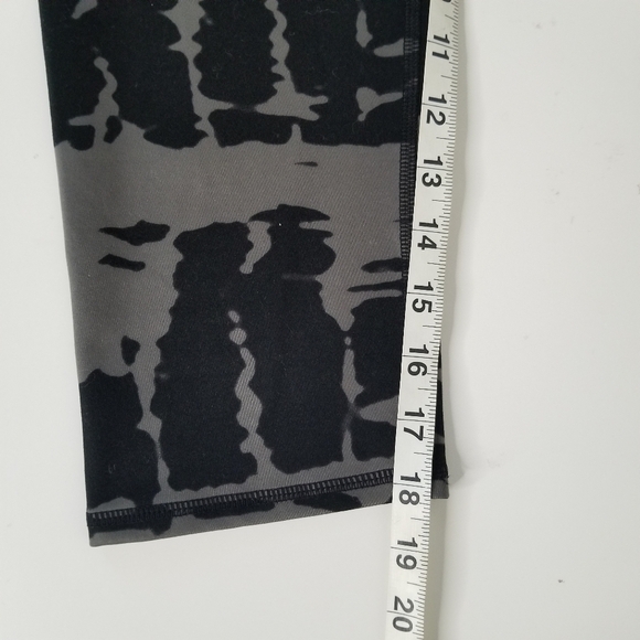 Alo Yoga High Waist Airbrush Tie Dye Capri Leggings Size S Black Gray - Picture 10 of 12